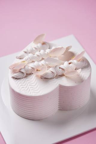 image-strawberry_heart_cake_-_-_-9491