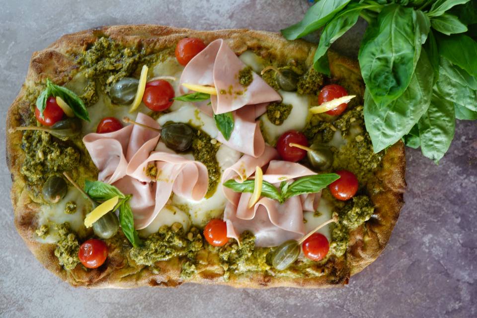 image-brover_capers_berries_pinsa_romana_tomato_pearls_pesto_caper_berries